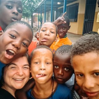 Alea Horst mit Kindern in Namibia