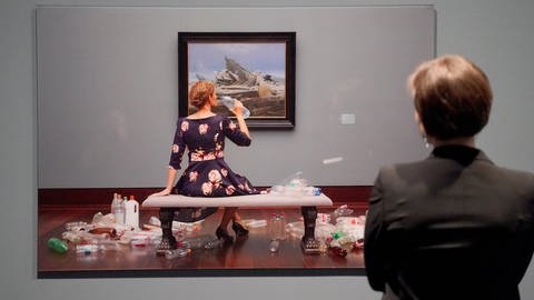 Eine Frau schaut sich eine künstlerische Rezeption auf Caspar David Friedrich, das Werk «Seestück II  Hamburger Kunsthalle