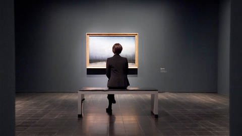 ine Frau schaut sich das Werk «Mönch am Meer» von Caspar David Friedrich in der Hamburger Kunsthalle an