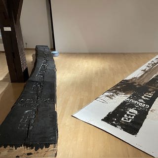 Die Ausstellung „Holz. Skulptur, Relief und Arbeiten auf Papier“ im Reutlinger Kunstmuseum Spendhaus