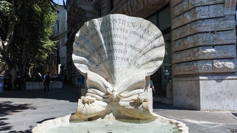 Brunnen mit Bienen und Aufschrift.