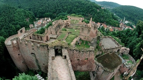 Luftbild der Burgruine Hardenburg bei Bad Dürkheim in Rheinland-Pfalz