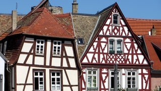 Fachwerkhäuser in der Altstadt von Alzey in Rheinland-Pfalz