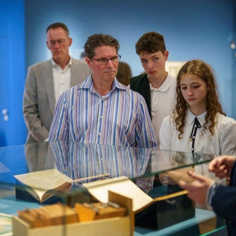 Pablo Levi und seine Familie besuchen mit Oberbürgermeister Nino Haase und Innenminister Michael Ebling die Ausstellung „Herkunft (un)geklärt“ im Mainzer Landesmuseum.