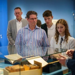 Pablo Levi und seine Familie besuchen mit Oberbürgermeister Nino Haase und Innenminister Michael Ebling die Ausstellung „Herkunft (un)geklärt“ im Mainzer Landesmuseum.