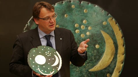 Dr. Harald Meller (GERLeiter Landesamt für Archäologie und Vorgeschichte Sachsen-Anhalt) hält 2004 die Himmelsscheibe von Nebra in Händen. 