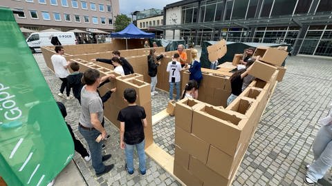 Ein Museum aus Pappe, gebaut von allen – Frank Bölters „Neo-Kunsthalle“ beschäftigt Göppingen 