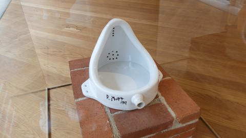 "Fountain", ein weißes Prozellan-Urinal mit Signatur, angeblich gefertigt von Marcel Duchamp.