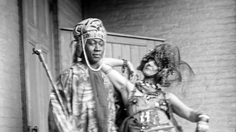 Elsa von Freytag-Loringhoven und der jamaikanisch-amerikanische Dichter Claude McKay in Kostümen (schwarz-weiß)