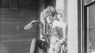 Elsa von Freytag-Loringhoven posiert in dadaistischem Kostüm für den Fotografen (schwarz-weiß)