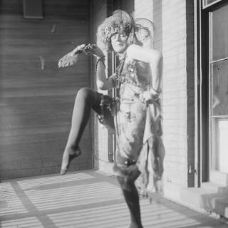 Elsa von Freytag-Loringhoven posiert in dadaistischem Kostüm für den Fotografen (schwarz-weiß)