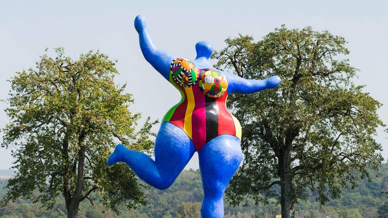 Blaue tanzende Nana von Niki de Saint Phalle im Skulpturengarten Würth in Künzelsau.