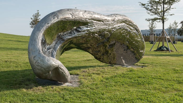 Wellenförmige Skulptur im Skulpturengarten Würth.