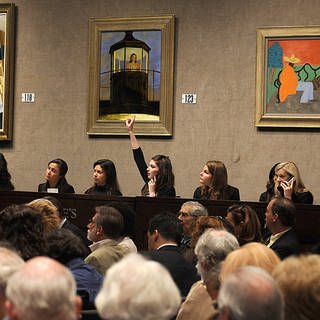Bieterin während einer Kunst-Versteigerung im Auktionshaus Christies in New York