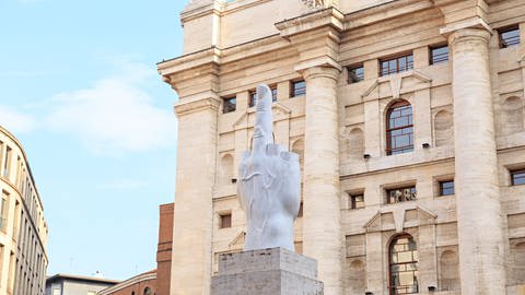 Skulptur L.O.V.E. („libertà, odio, vendetta, eternità“, d. i. ‚Freiheit, Hass, Rache, Ewigkeit‘) des italienischen Künstlers Maurizio Cattelan aus Carrara-Marmor.  2010 wurde sie vor der Börse in Mailand errichtet und eine zum römischen Gruß ausgestreckten Hand alle Finger bis auf den ausgespreizten Mittelfinger abgetrennt wurden, um den Faschismus zu karikieren