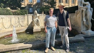 Matthias Gronemeyer und Timo Brunke vor dem Stuttgarter Schicksalsbrunnen