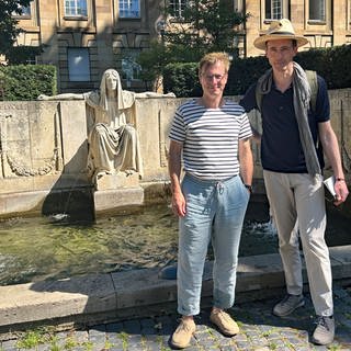 Matthias Gronemeyer und Timo Brunke vor dem Stuttgarter Schicksalsbrunnen