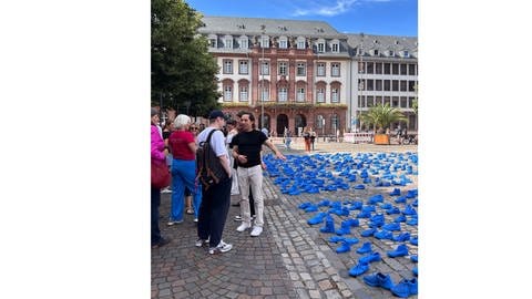 Der Heidelberger Künstler Frank Schlottmann mit seinem Kunstprojekt „Blue Demonstration“