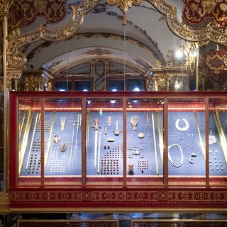 Das Juwelenzimmer im Historischen Grünen Gewölbe im Dresdner Schloss der Staatlichen Kunstsammlungen Dresden (SKD).