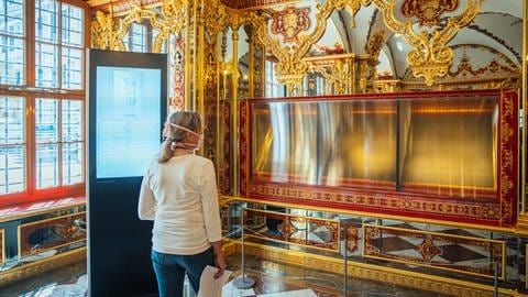 Eine Besucherin schaut in die ausgeraubte und nun ausgestellte Vitrine im Juwelenzimmer des Historischen Grünen Gewölbes im Residenzschloss. 