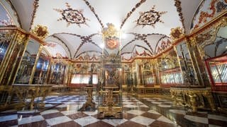 Blick in das Juwelenzimmer im Historischen Grünen Gewölbe im Dresdner Schloss.