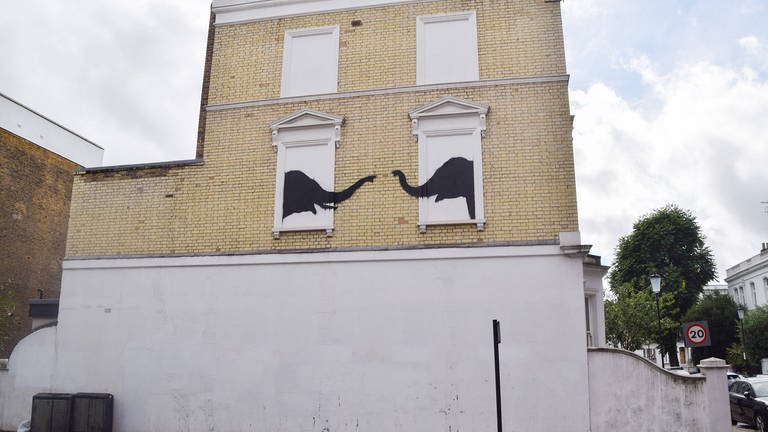 06.08.2024 - Banksy Kunstwerk eines Elefantenpaar taucht an einer Hauswand in Chelsea auf.