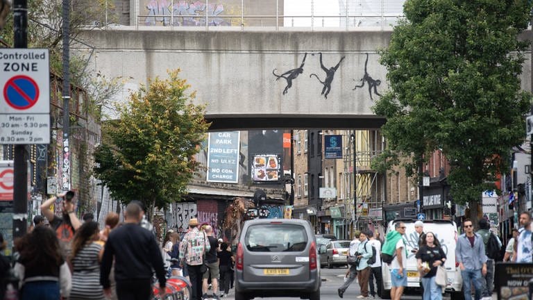 07.08.2024 - Banksy Kunstwerk von drei Affen taucht an einer Brücke in Brick Lane auf.