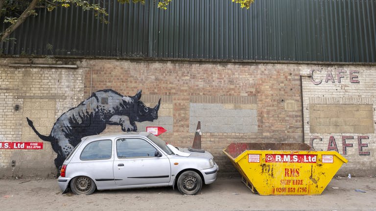 12.08.2024 – Banksy Kunstwerk eines Nashorns taucht an einer Wand in Charlton im Südosten Londons auf.