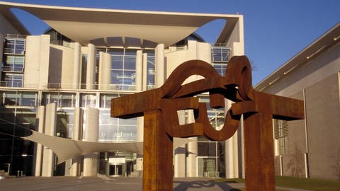 Rostbraune Skulptur "Berlin" von Eduardo Chilida vor dem Bundeskanzleramt in Berlin