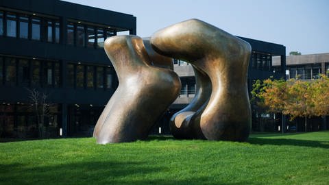 Bronzeskulptur "Large Two Forms" vor dem früheren Bundeskanzleramt in Bonn