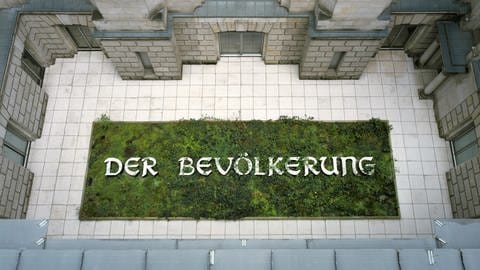 Schriftzug aus Pflanzen "Der Bevölkerung" in Innenhof des Reichtagsgebäudes