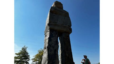 Acht Meter hohe Figur aus rohen Felsbrocken