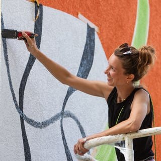 Carolin Kaiser erstellt ein Mural im Rahmen von Stadt.Wand.Kunst für Mannheim.