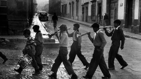 Musizierende Jugendliche in San Miguel de Allende in Mexiko, 1957