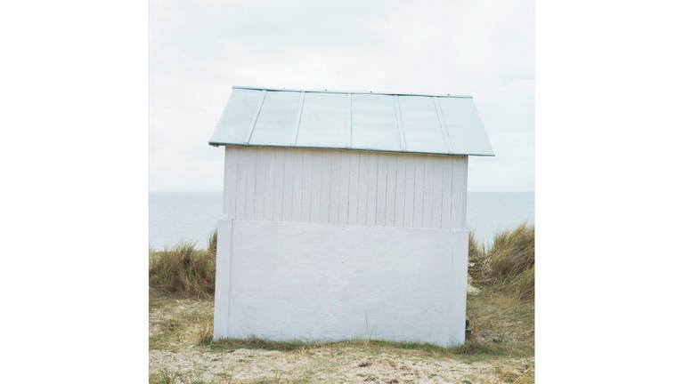 Götz Diergarten. Strandhütte aus der Serie „Gouville“, 2002 (2019) 