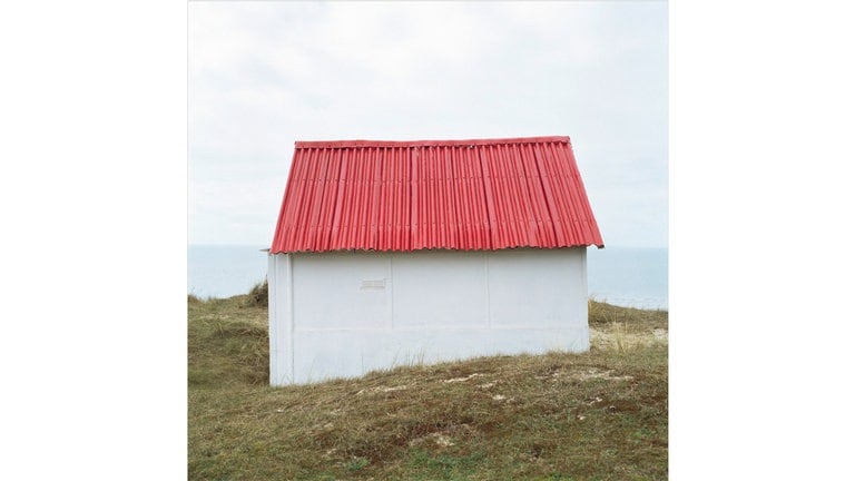 Götz Diergarten. Strandhütte aus der Serie „Gouville“, 2002 (2019) 