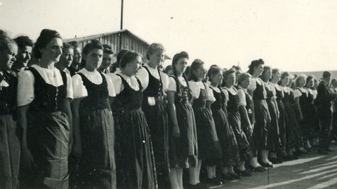 Aufmarschiert in Einheitstracht: Weibliche Mitglieder des Schwäbisch Deutschen Kulturbunds in Jugoslawien 1940