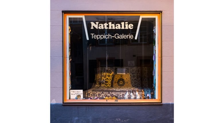 Schaufenster mit der Aufschrift: Natalie - Teppich Galerie