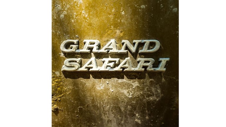 Auf einer Wand steht: Grand Safari