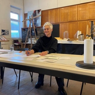 Veronika Olma in ihrem Atelier und mir ihrer Kunst