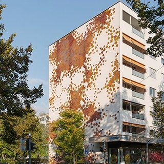 Der Künstler Ferdinand Facklam holt mit seinem Entwurf „Kunst am Bau – Moos“ die Ästhetik der Moose aus der Natur in die Stadt, indem er sie abstrahiert. Er reduziert ihre Struktur, Form und Farbe durch die Kombination von drei vegetativen Formelementen auf das Wesentliche.