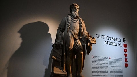 Interimsausstellung Gutenberg-Museum: Statue von Johannes Gutenberg am Eingang der Ausstellung.