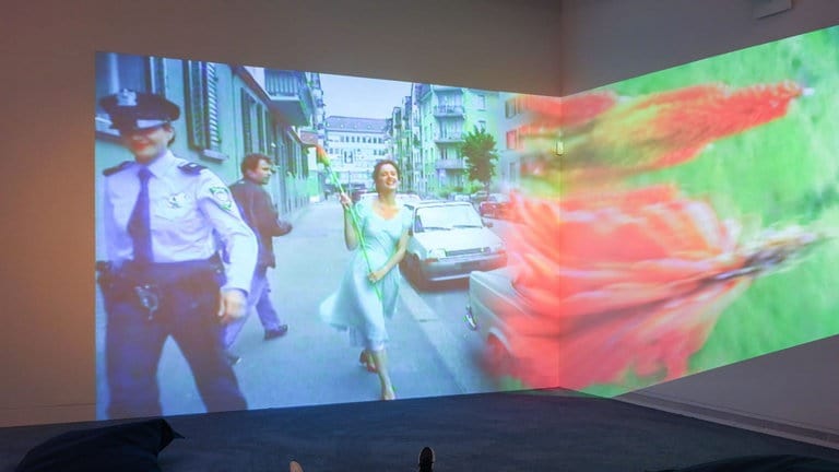 Ausstellungsansicht mit Pipilotti Rist, Ever Is Over All, 1997