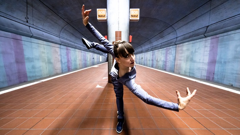 Balletttänzerin tanzt in U-Bahn-Station im Frankfurter Westend.