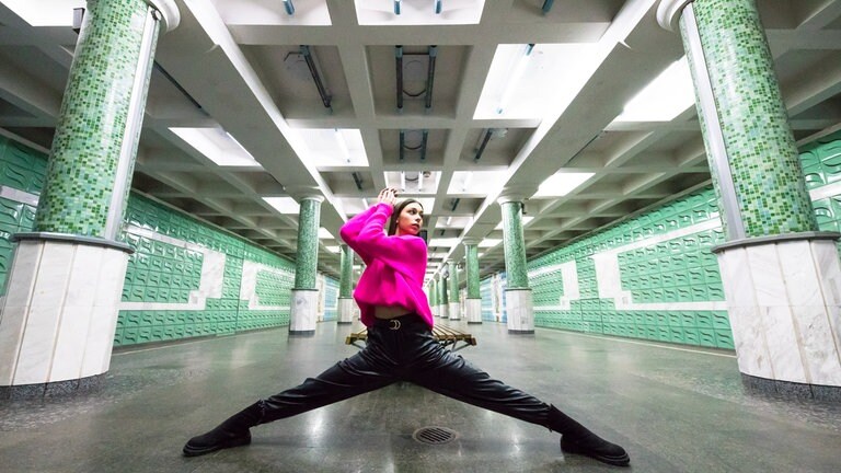 Balletttänzerin tanzt in ukrainischer U-Bahn-Station "Botanichnyi Sad" in Charkiw.