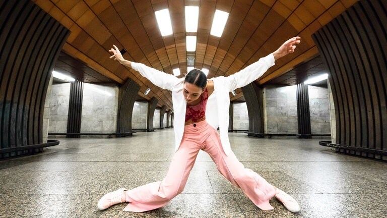 Balletttänzerin tanzt in U-Bahn-Station "Zelivsko" in Tschechien.