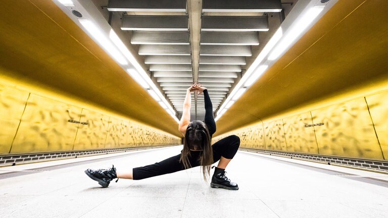 Balletttänzerin tanzt in Nürnberger U-Bahn-Station "Klinikum Nord".