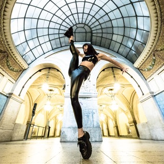 Balletttänzerin tanzt in U-Bahn-Station