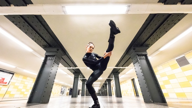 Balletttänzerin tanzt in U-Bahn-Station "Lichtenberg" in Berlin.