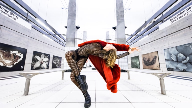 Balletttänzerin tanzt in Frankfurter U-Bahn-Station "Bockenheimer Warte".